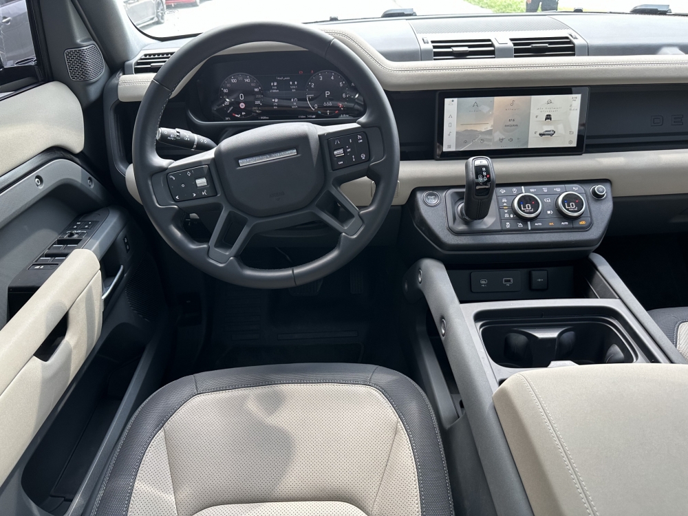 Черный Land Rover Защитник XS V6 2023 год