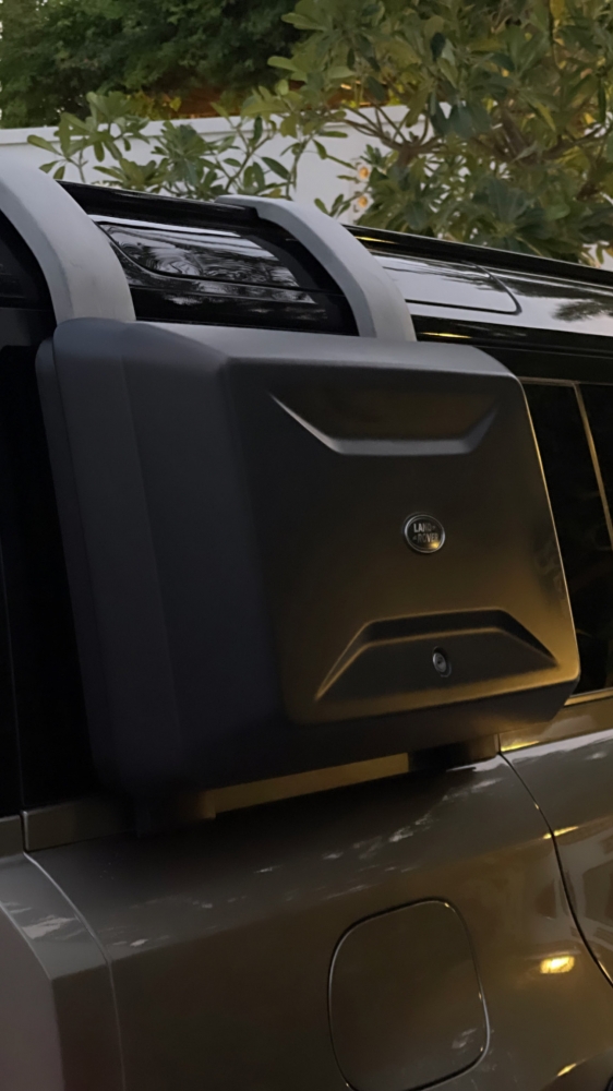 Серый Land Rover Защитник XS V6 2023 год