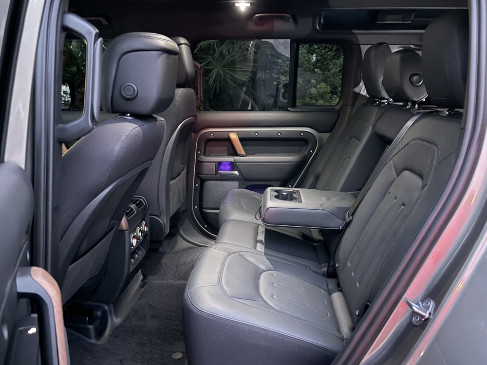 Серый Land Rover Защитник XS V6 2023 год