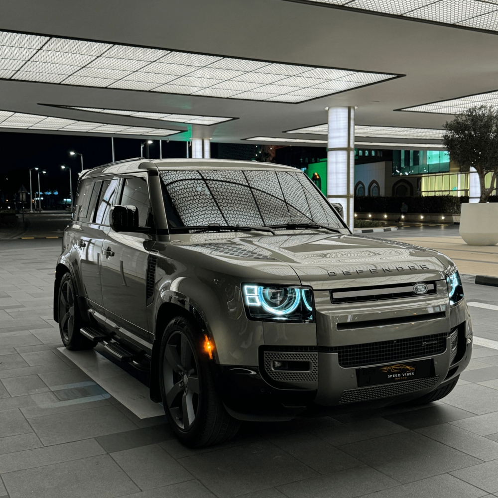 Зеленый Land Rover Защитник XS V6 2023 год
