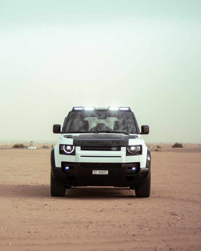 Белый Land Rover Защитник XS V6 2023 год