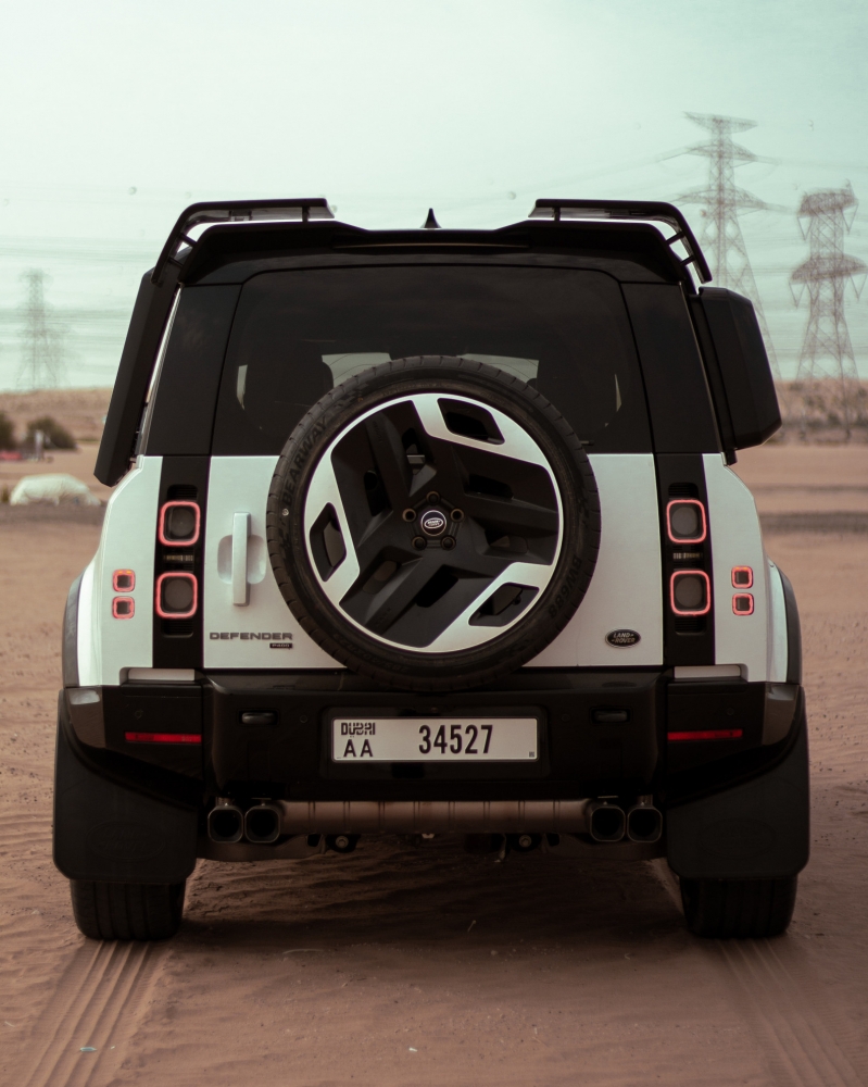Белый Land Rover Защитник XS V6 2023 год
