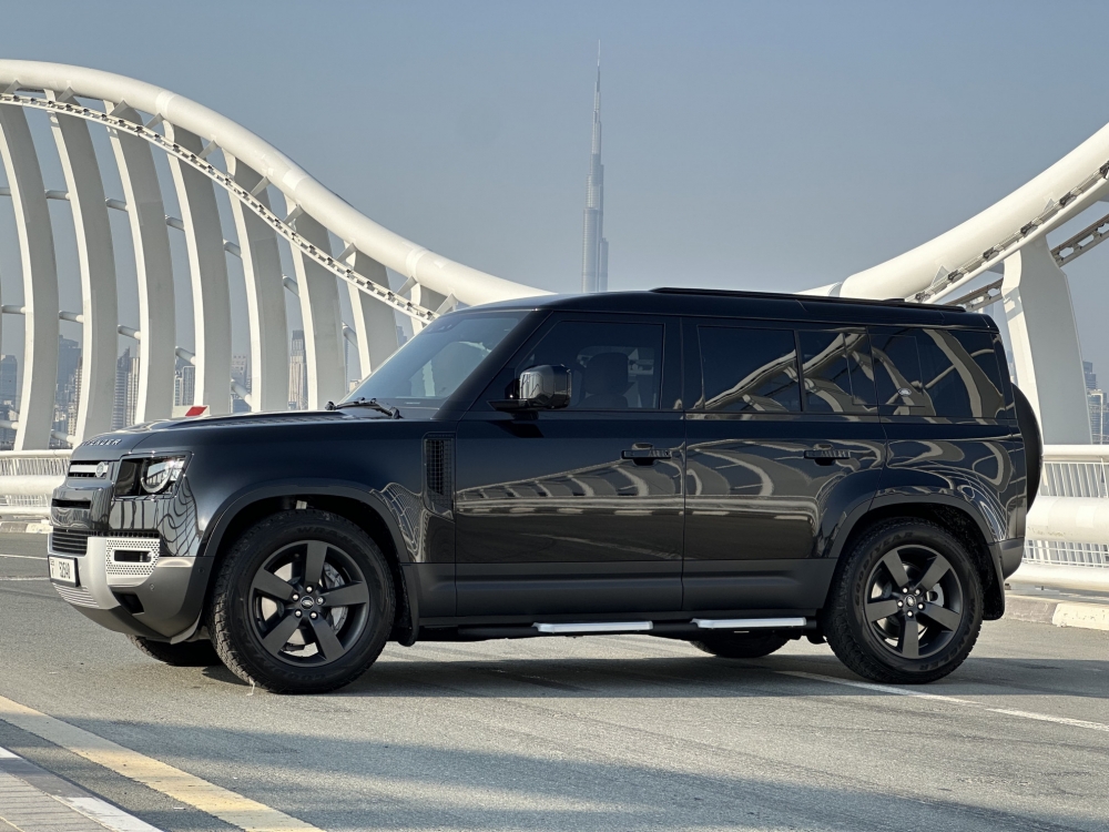 Siyah Land Rover Defans XS V6 2024