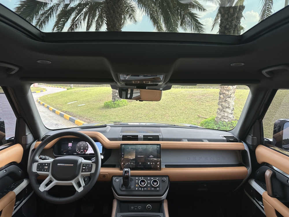 Черный Land Rover Защитник XS V6 2024 год