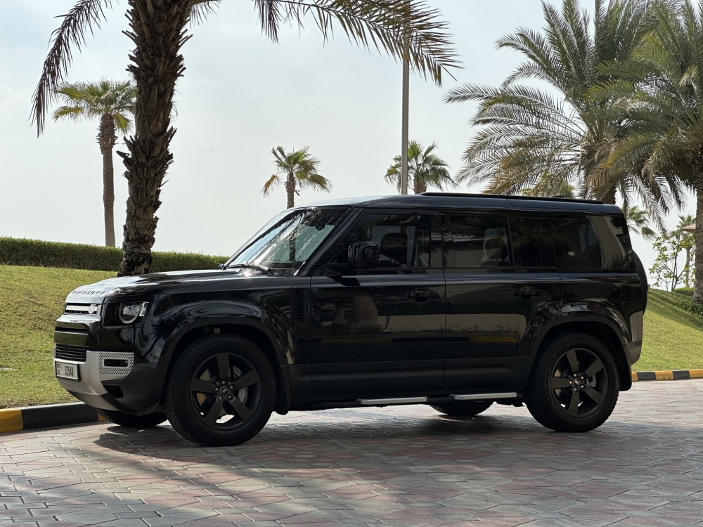 Черный Land Rover Защитник XS V6 2024 год