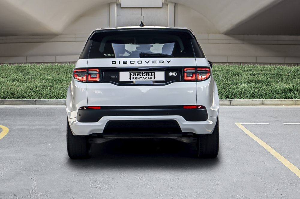 Белый Land Rover Дискавери Спорт 2021 год