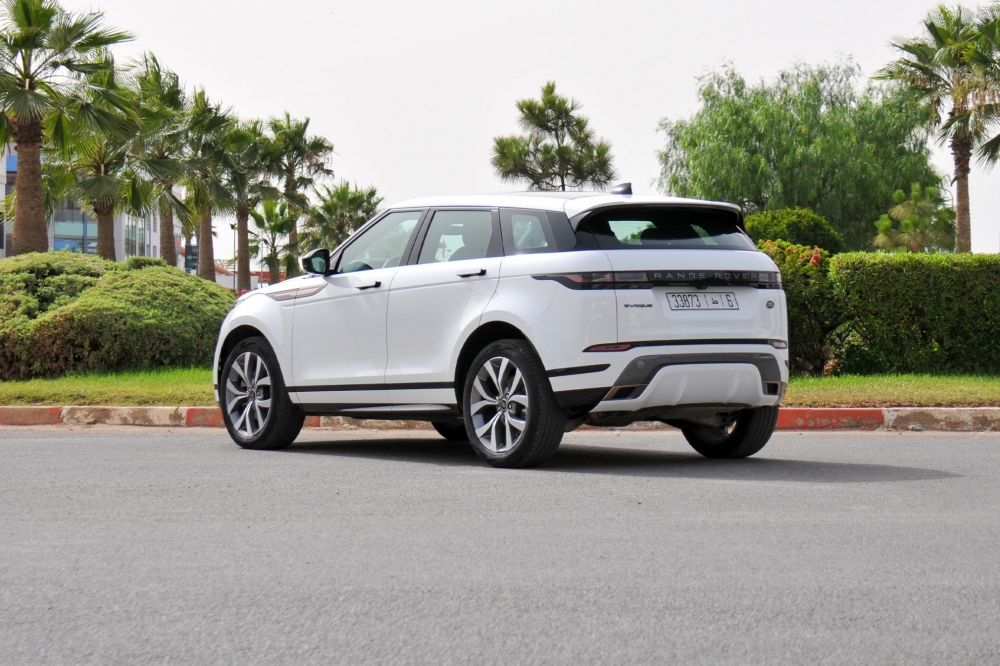 Белый Land Rover Рендж Ровер Эвок 2023 год