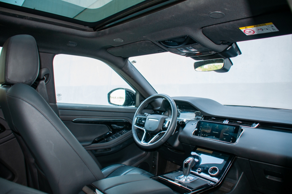 Черный Land Rover Рендж Ровер Эвок 2023 год