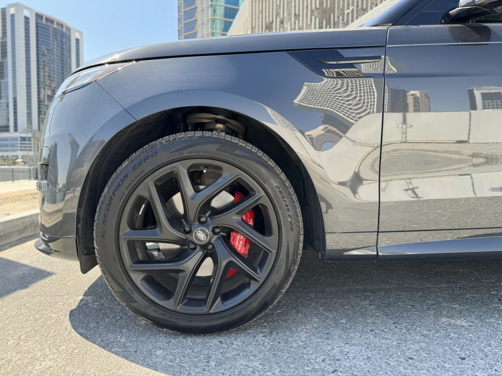 Серый Land Rover Рендж Ровер Спорт Динамик V6 2023 год