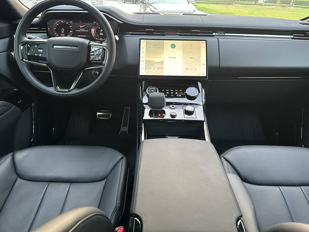 Серый Land Rover Рендж Ровер Спорт Динамик 2023 год