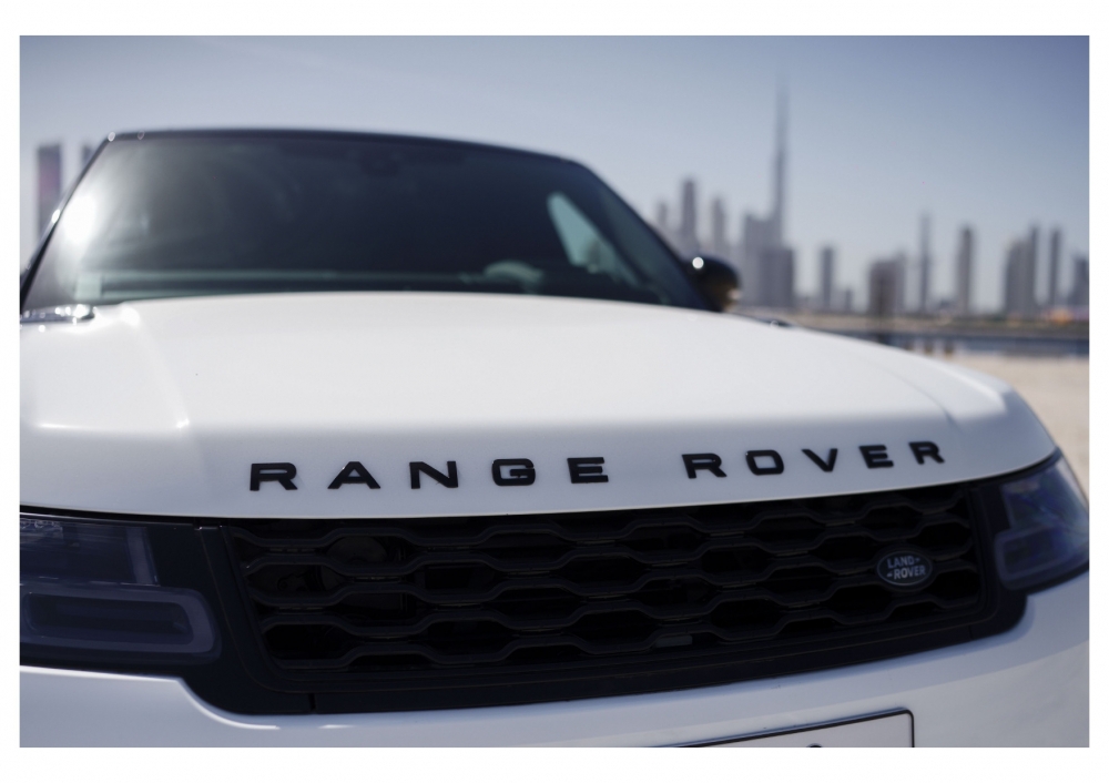 Белый Land Rover Рендж Ровер Спорт ХСТ 2021 год