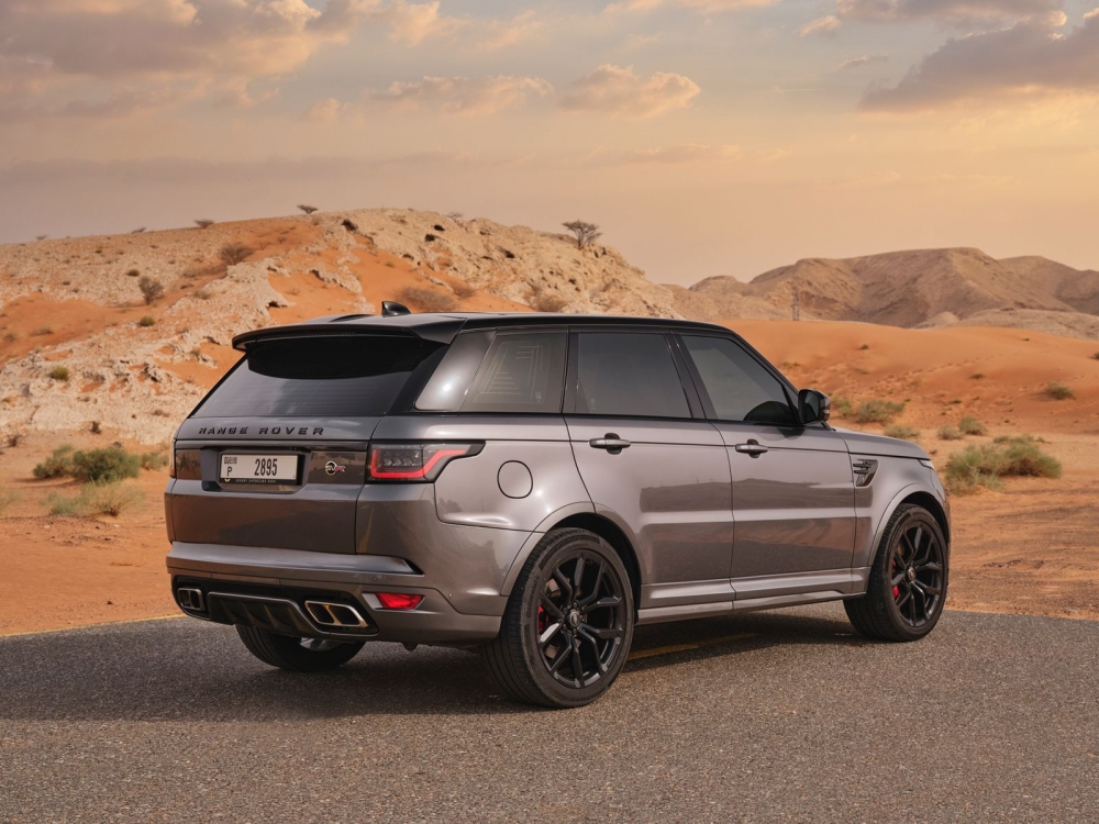 Серый Land Rover Рендж Ровер Спорт СВР 2020 год