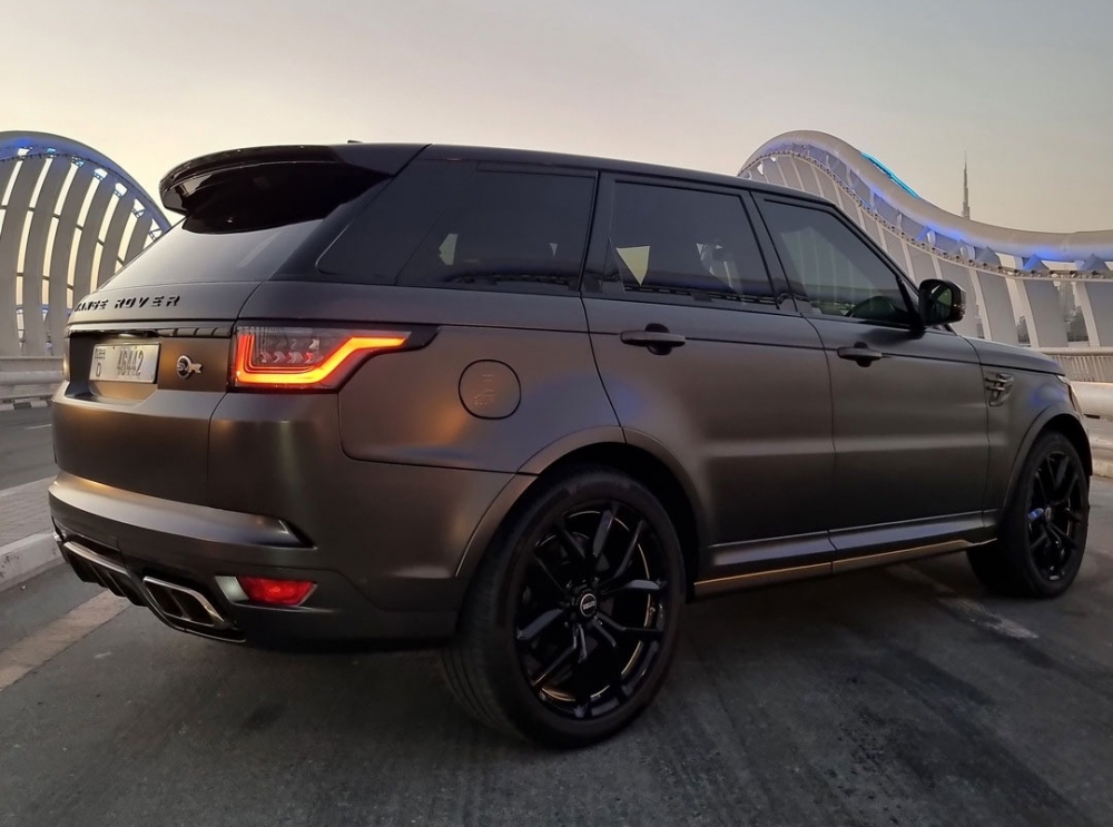 Матовый серый Land Rover Рендж Ровер Спорт СВР 2021 год