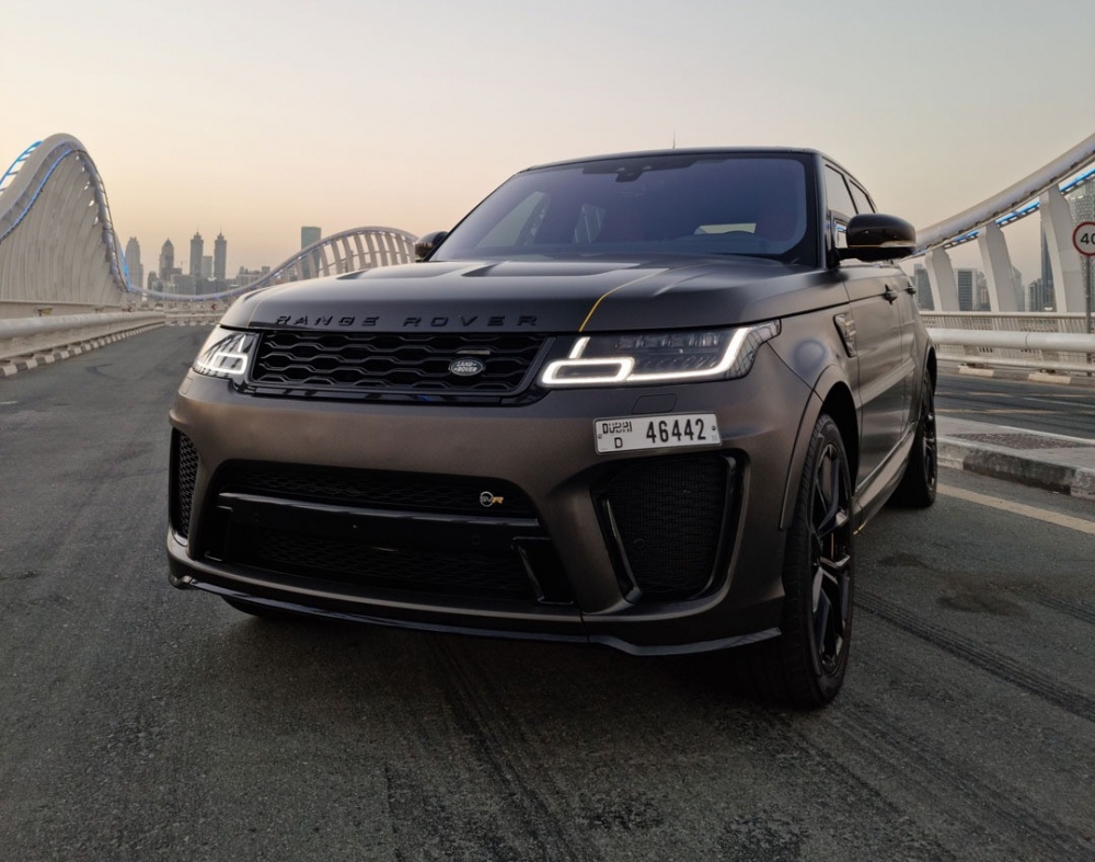 Матовый серый Land Rover Рендж Ровер Спорт СВР 2021 год
