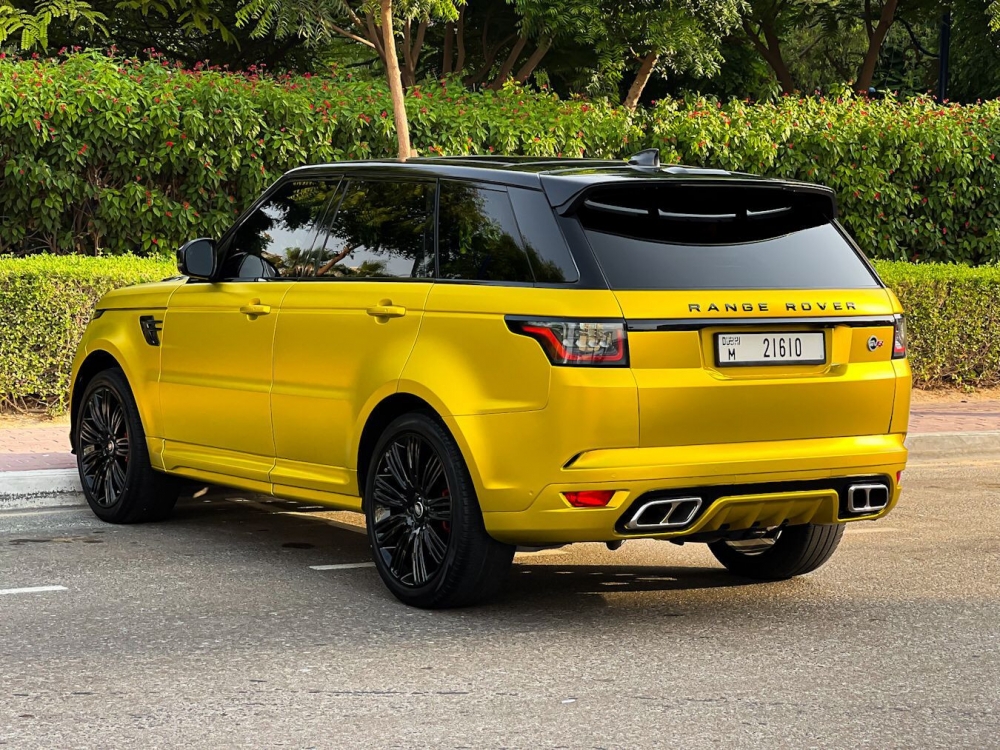 Golden Landrover Range Rover Sport SVR 2021