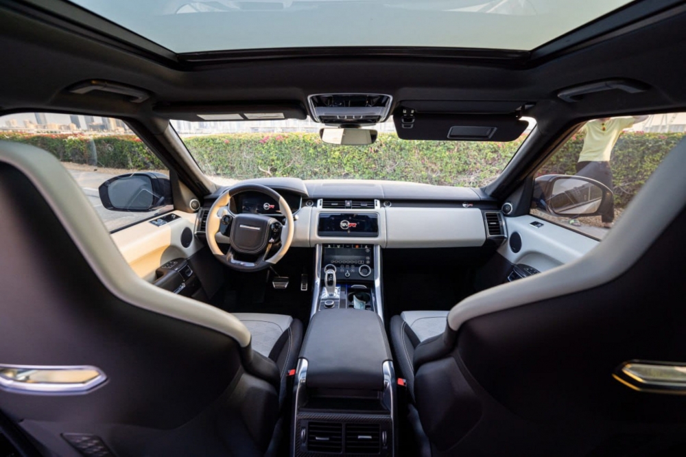 Серый Land Rover Рендж Ровер Спорт СВР 2021 год