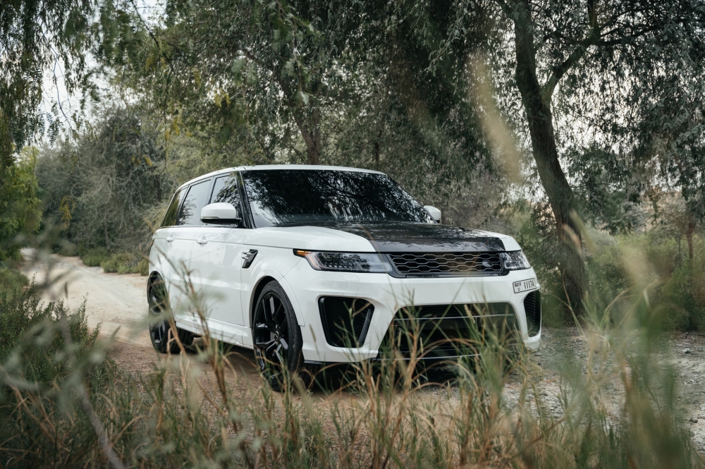 Белый Land Rover Рендж Ровер Спорт 2021 год