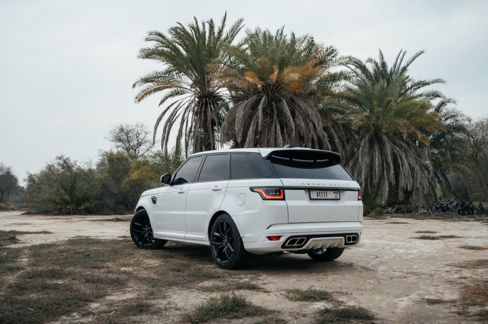 Белый Land Rover Рендж Ровер Спорт 2021 год