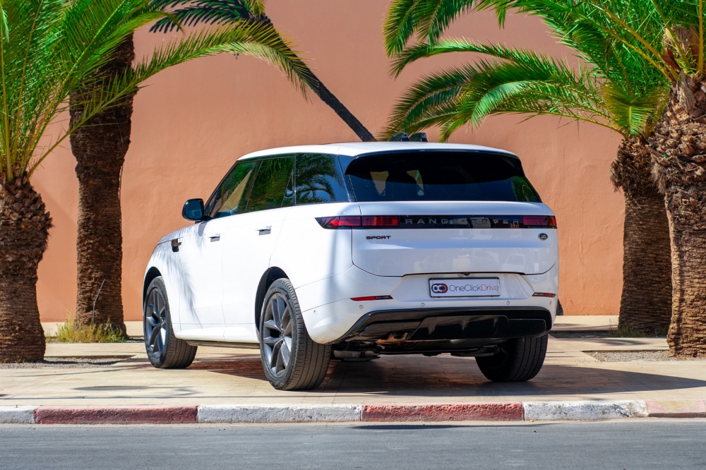 Белый Land Rover Рендж Ровер Спорт 2023 год