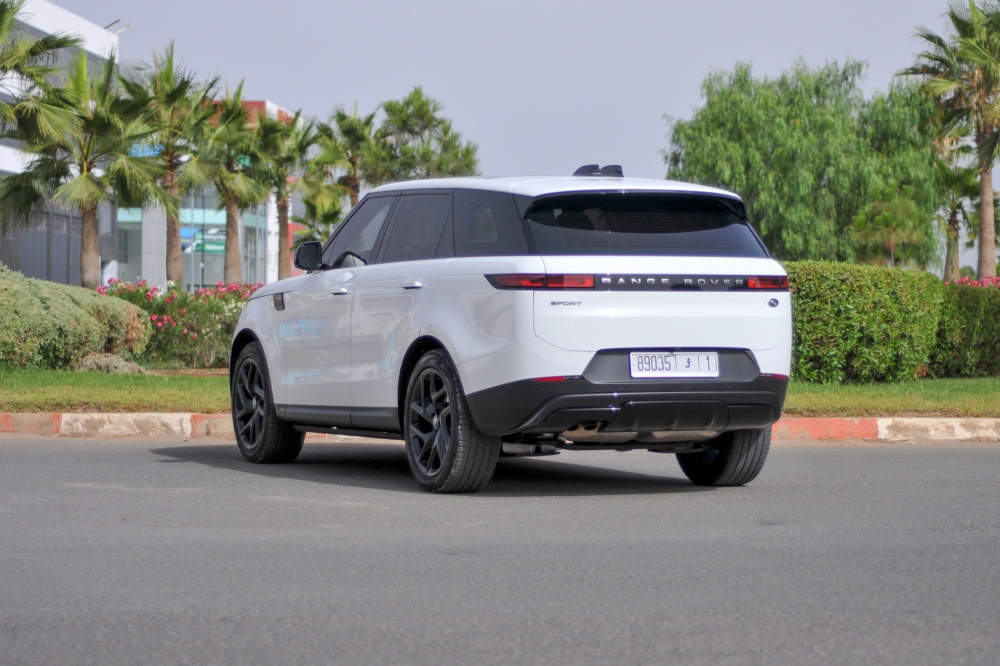 Белый Land Rover Рендж Ровер Спорт 2023 год