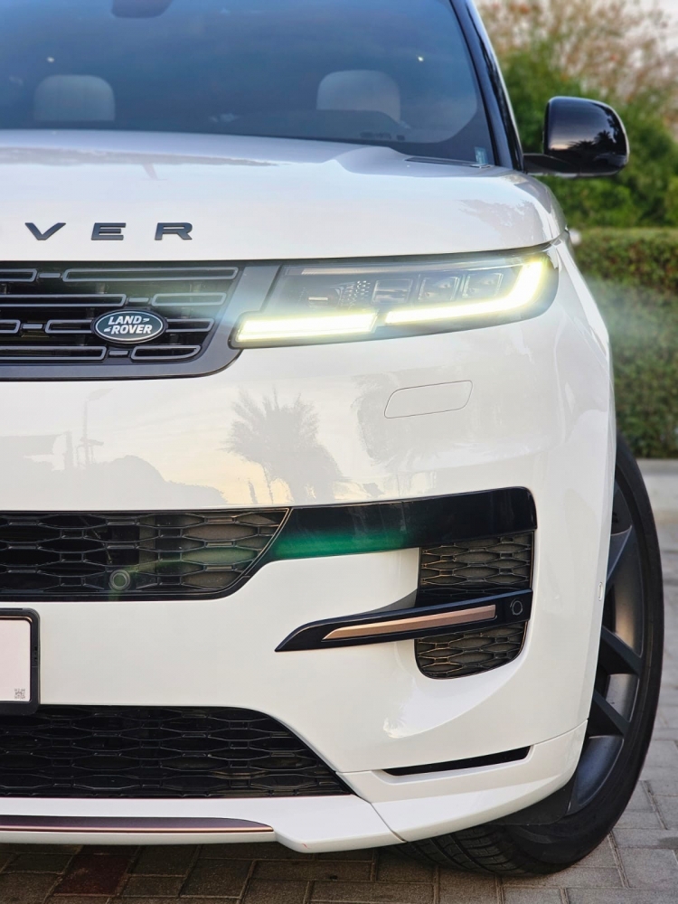 Белый Land Rover Рендж Ровер Спорт 2024 год