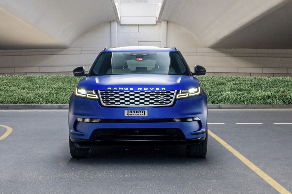 Голубой Land Rover Рендж Ровер Велар 2021 год