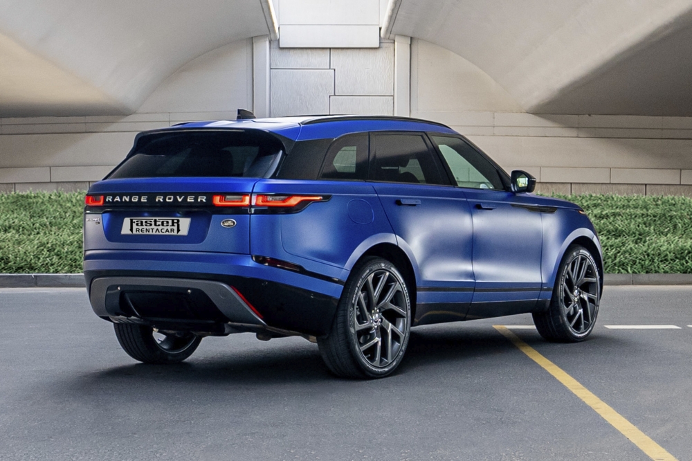 Голубой Land Rover Рендж Ровер Велар 2021 год
