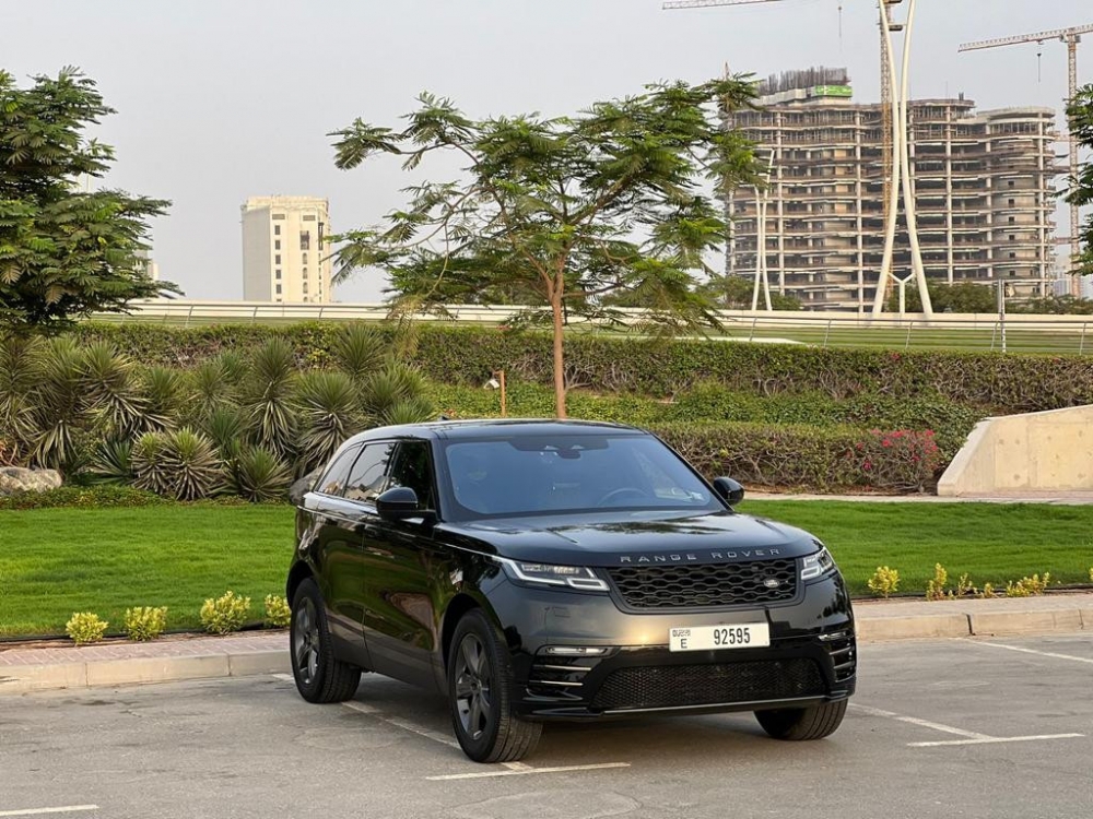 Черный Land Rover Рендж Ровер Велар 2021 год