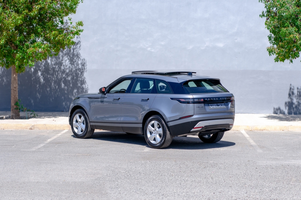 Серый Land Rover Рендж Ровер Велар 2023 год
