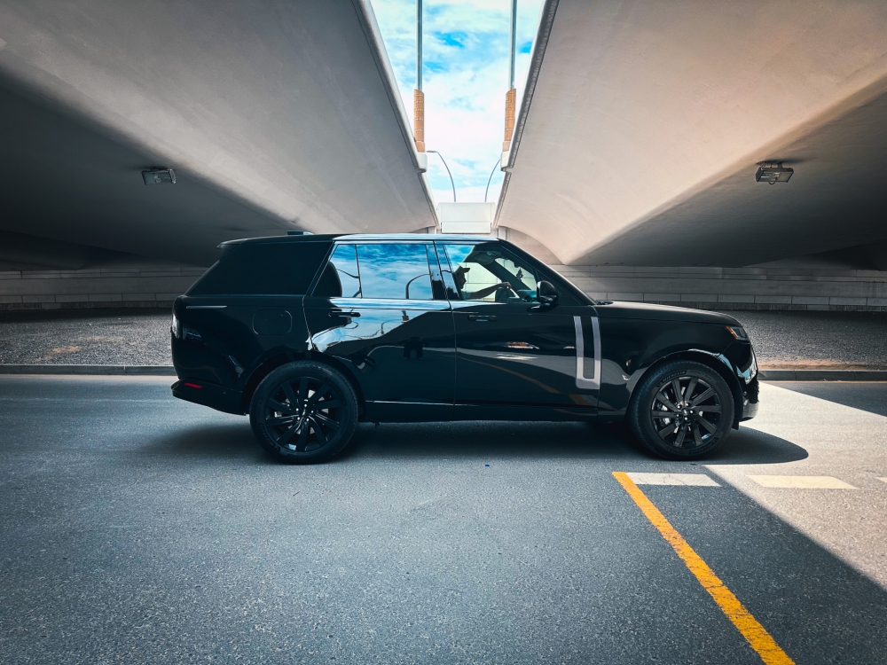 Черный Land Rover Рендж Ровер Вог SE 2023 год