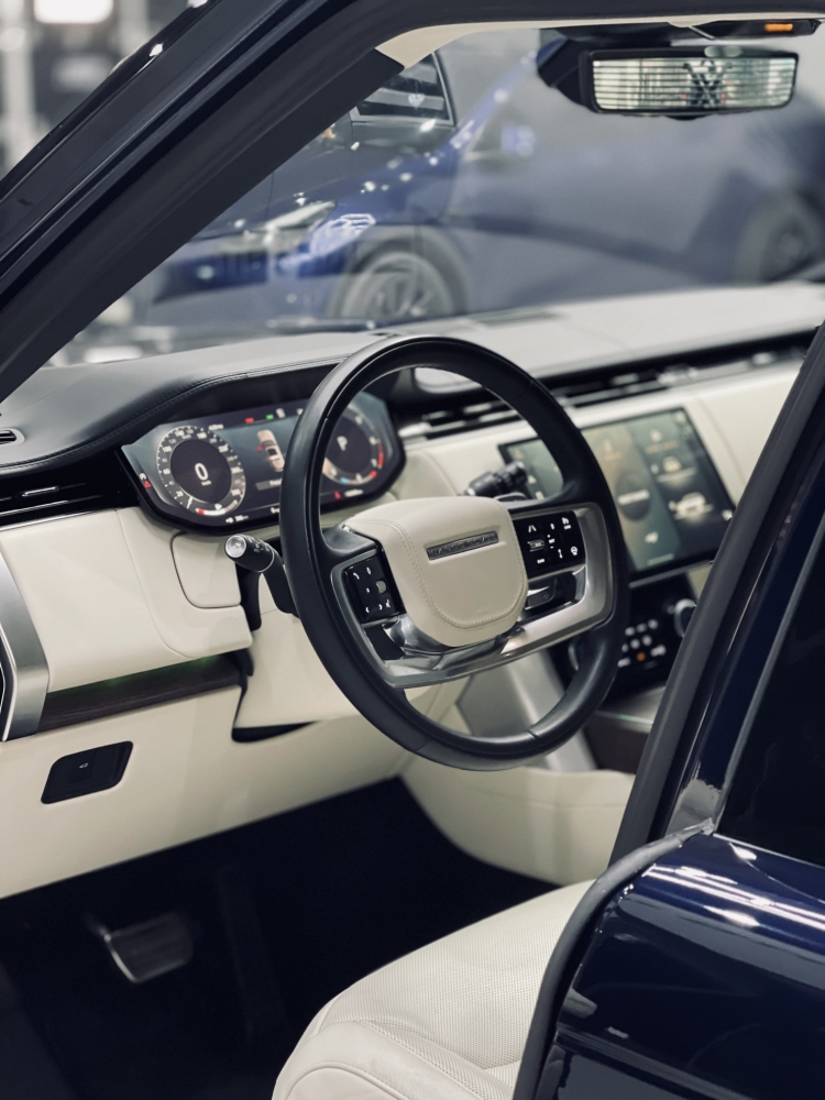 Голубой Land Rover Рендж Ровер Вог 2023 год