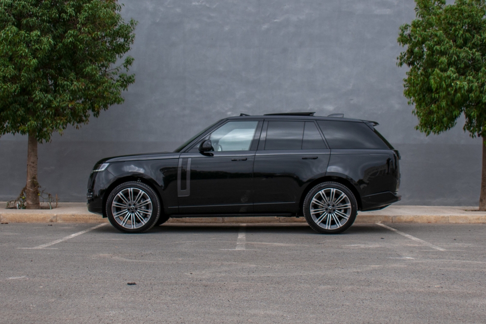 Black Land Rover Range Rover Vogue 2024