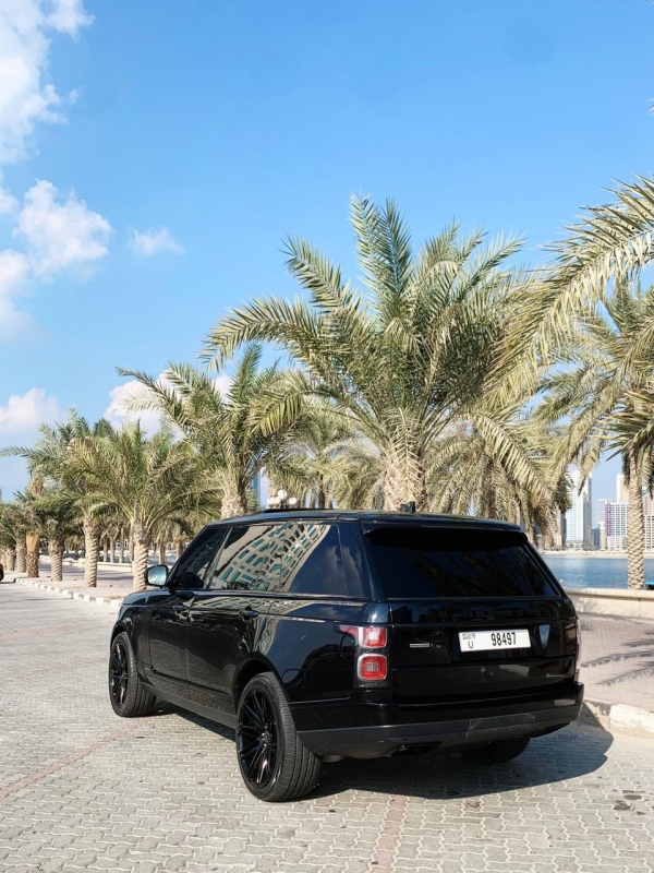 Black Land Rover Range Rover Vogue Supercharged 2020