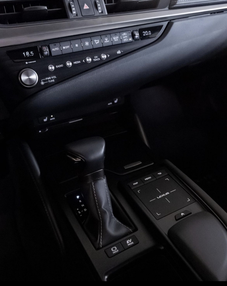 Blau Lexus ES 300 Hybrid 2020
