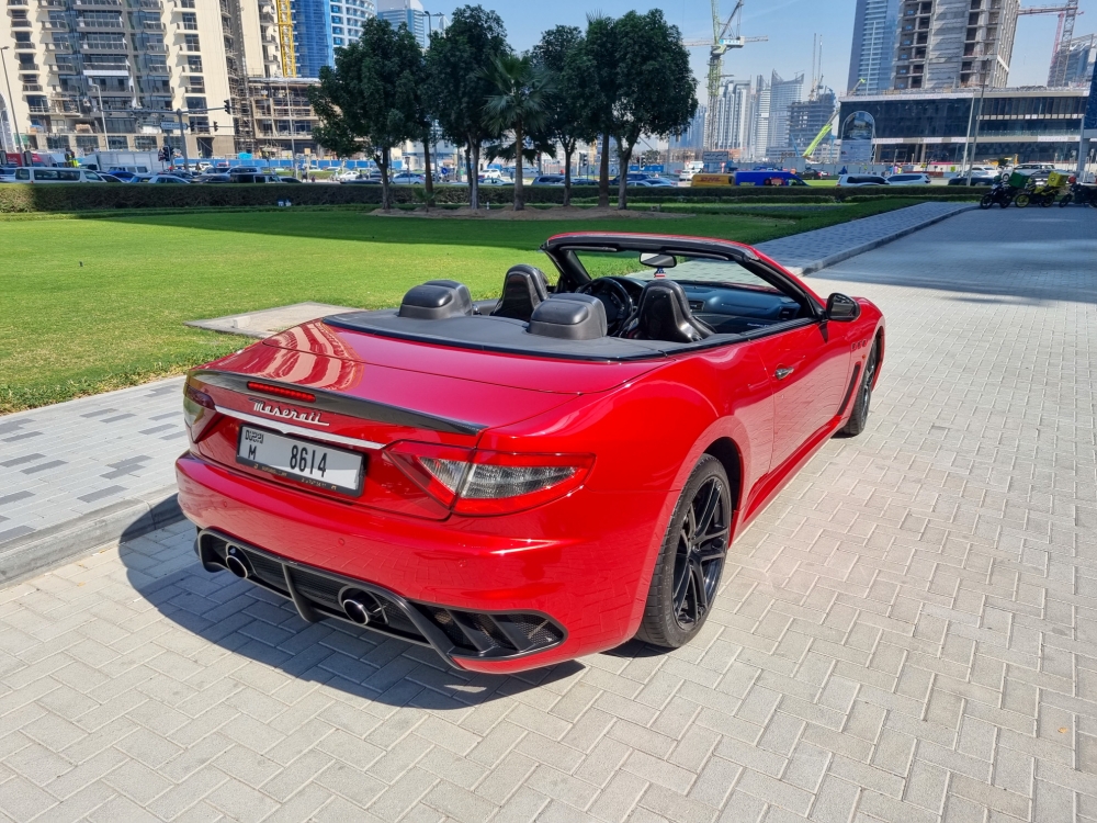 Kırmızı Maserati GranCabrio 2019