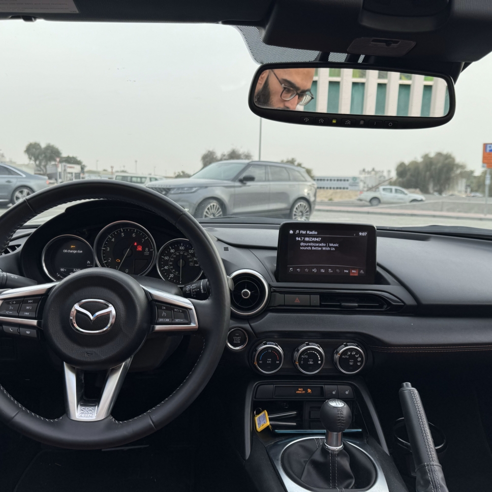 Koyu gri Mazda MX-5 Miata 2022