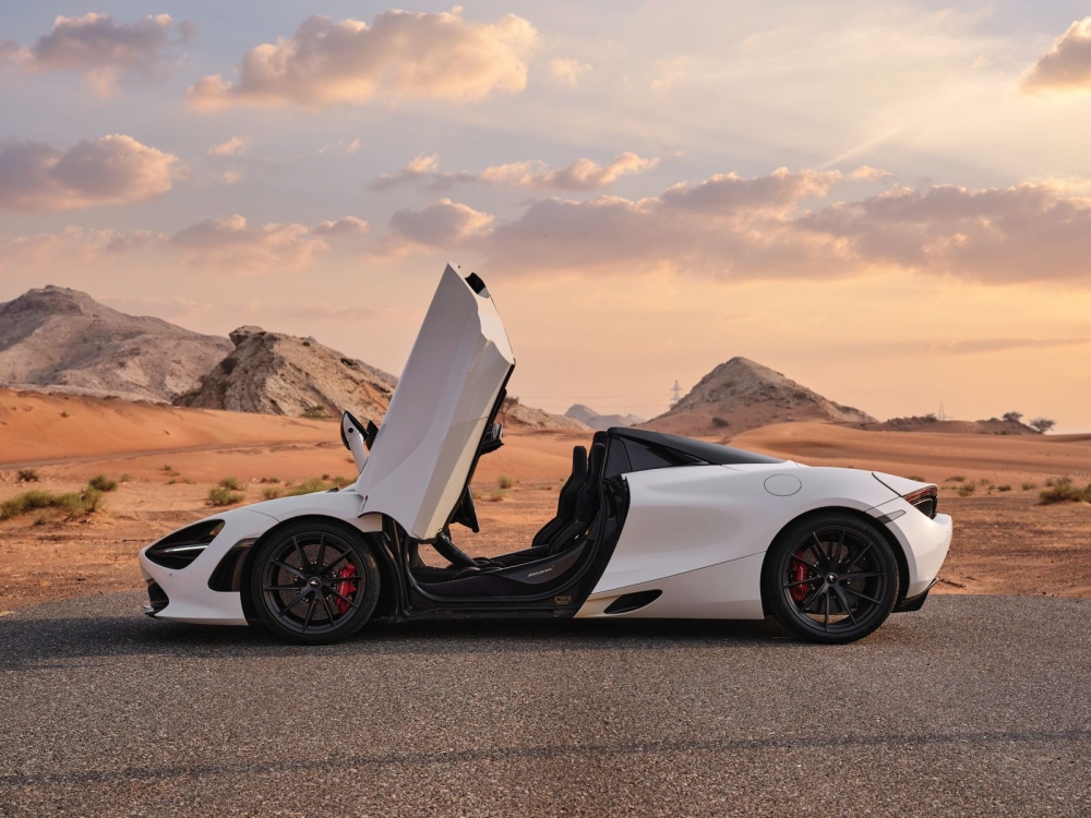 Beyaz McLaren 720S Spyder 2022