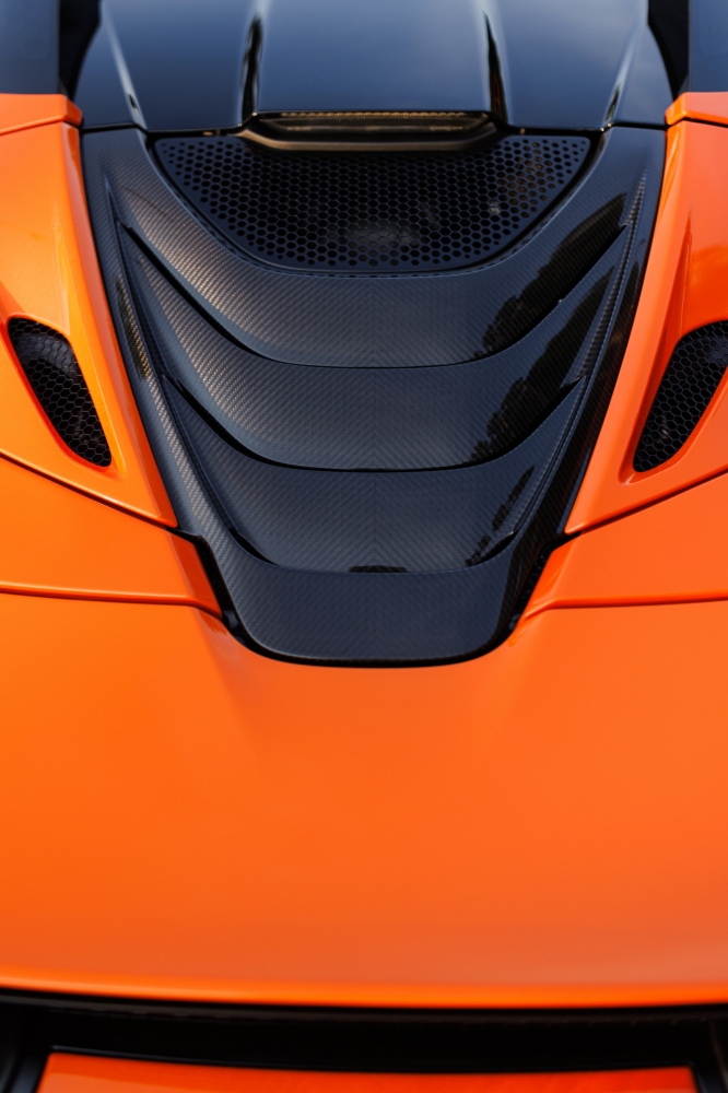 Оранжевый Макларен 720S Спайдер 2023 год
