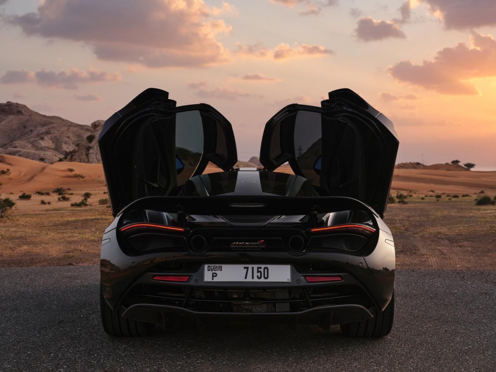 zwart McLaren 720S 2020