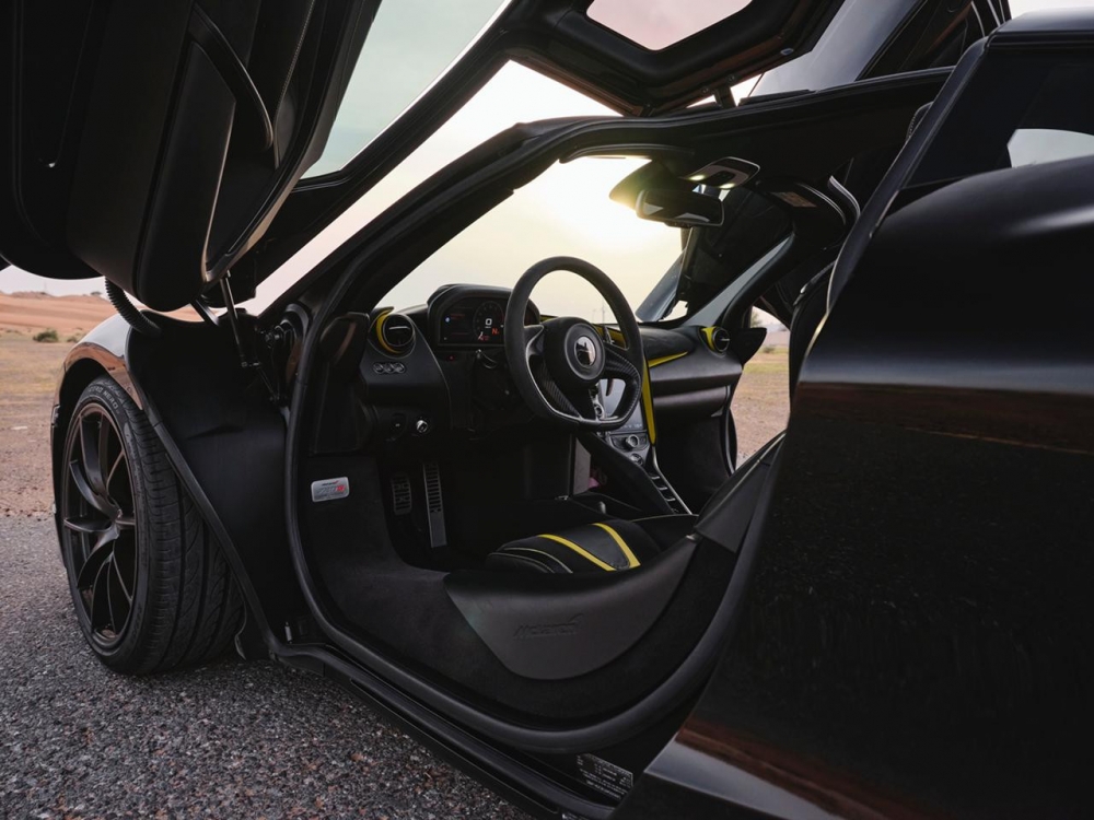 Negro McLaren 720S 2020