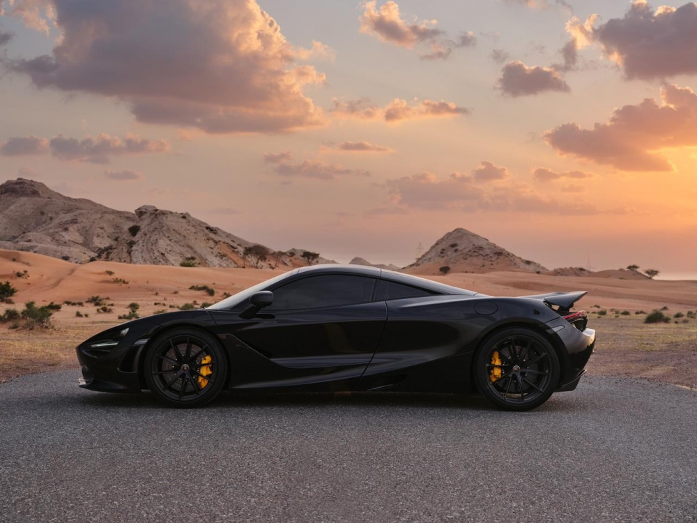 Noir McLaren 720S 2020