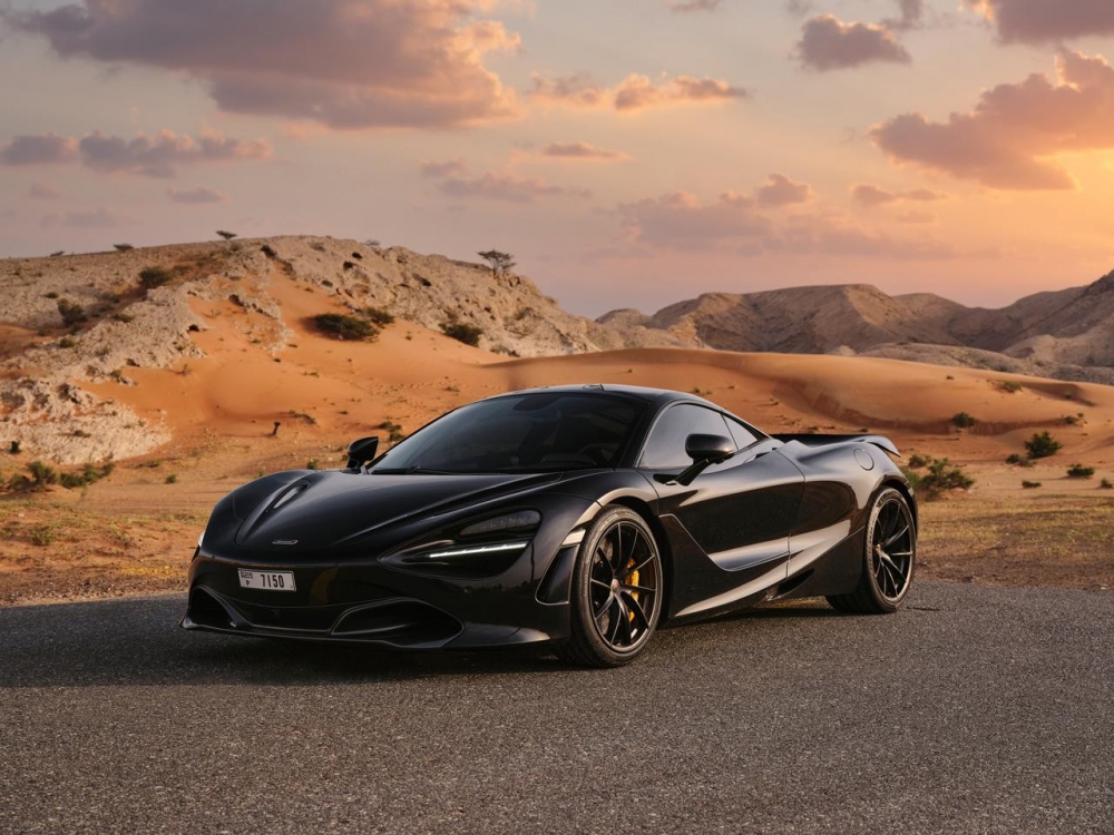Siyah McLaren 720S 2020