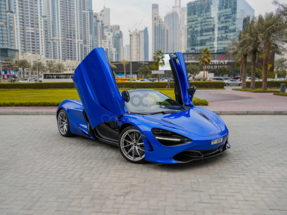 Blau McLaren 720S 2022