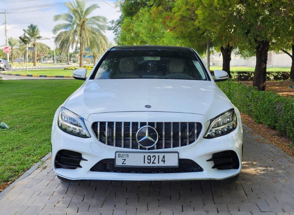 Weiß Mercedes Benz C300 2019