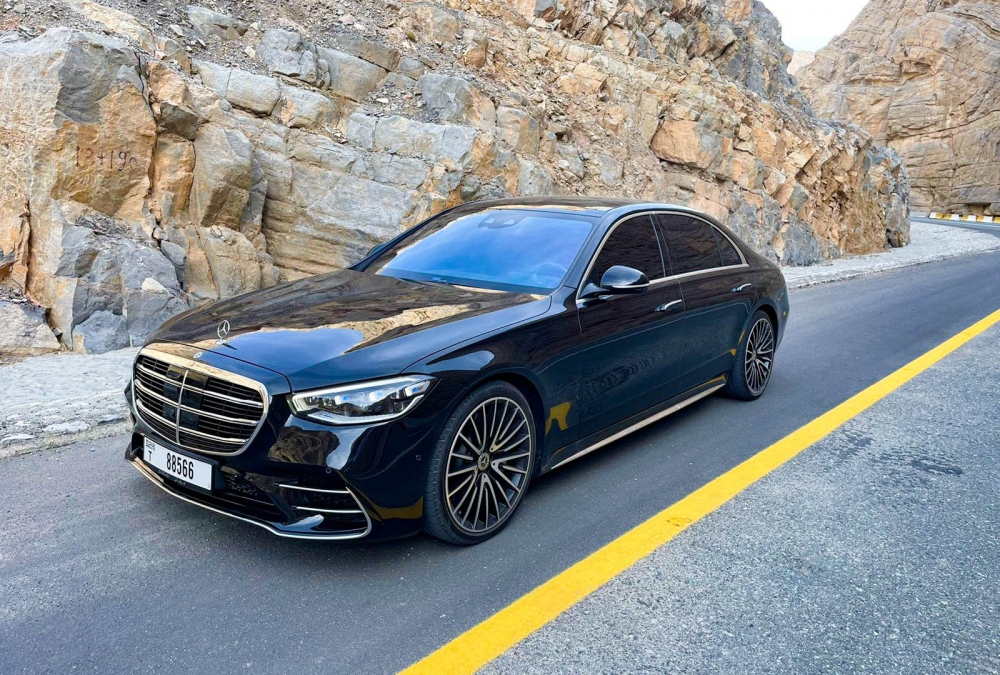 Black Mercedes Benz S500 2022