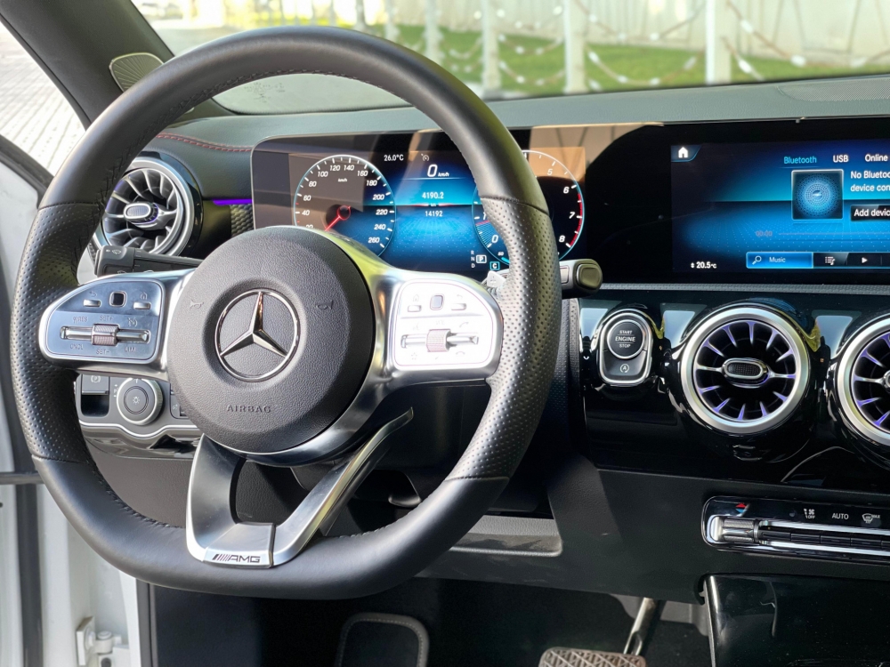 blanc Mercedes Benz Un 200 2022