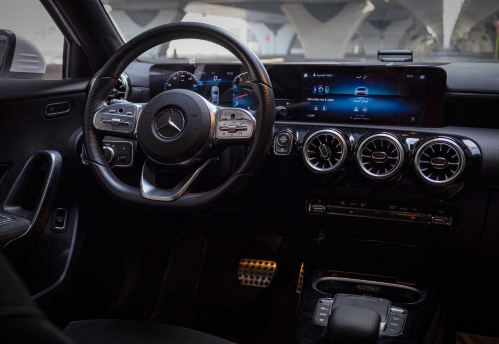 Weiß Mercedes Benz A250 2022