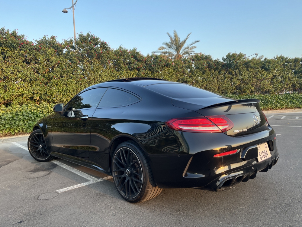 黑色的 奔驰 AMG C63 S 轿跑车 2021