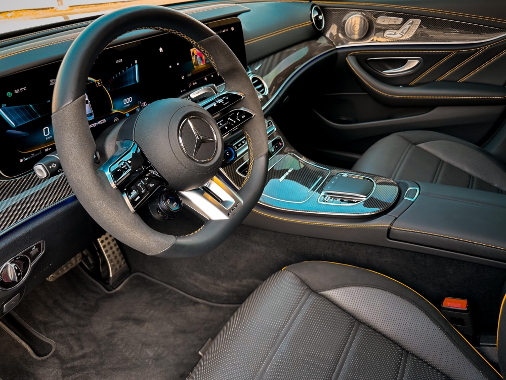 Schwarz Mercedes Benz AMG E63S 2022