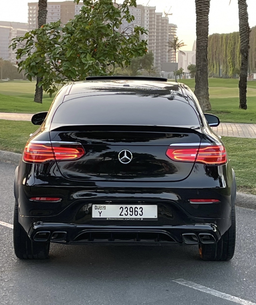 黑色的 奔驰 GLC 300 2019